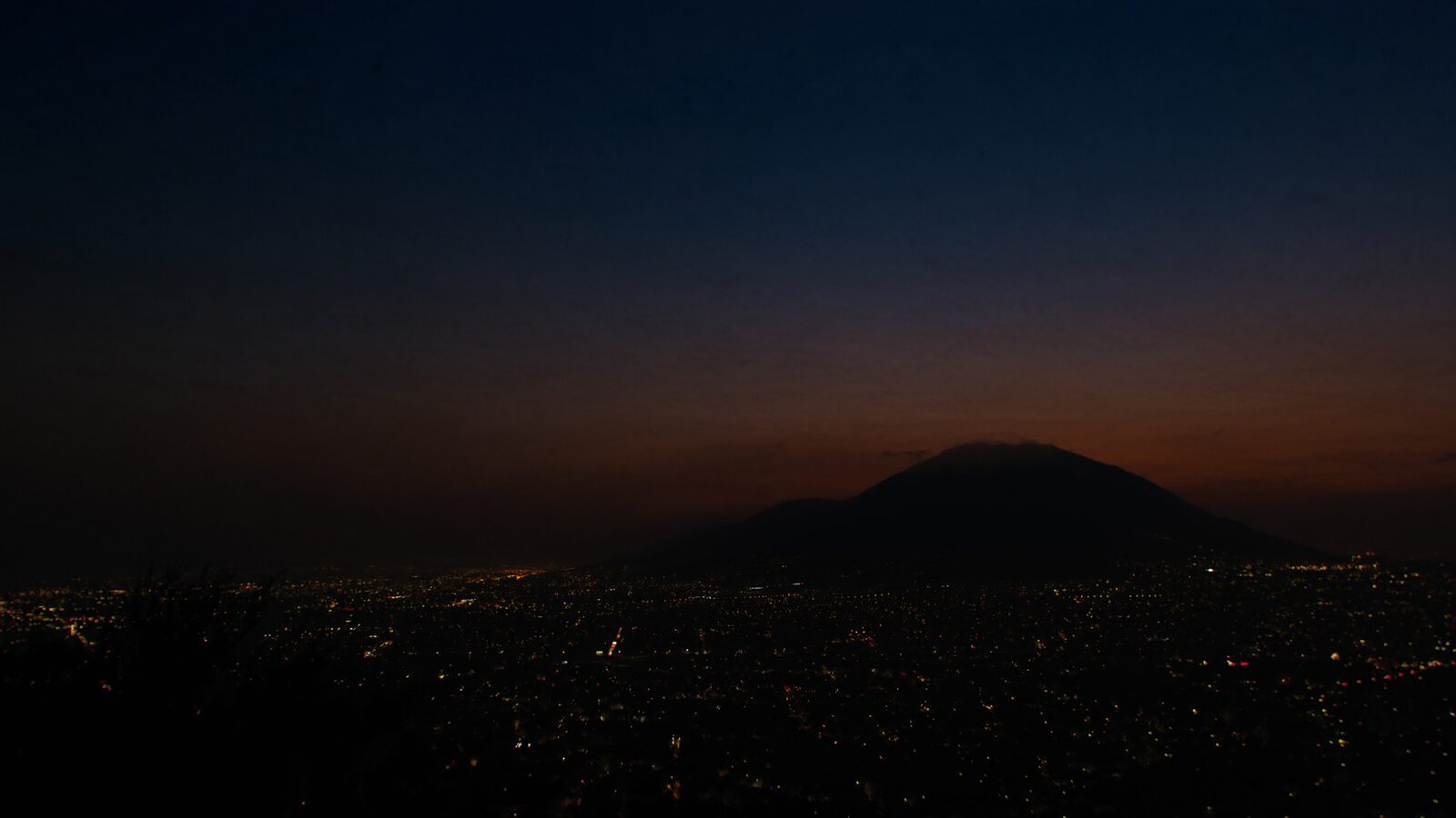 Panorámica de Monterrey al atardecer con el Cerro de la Silla